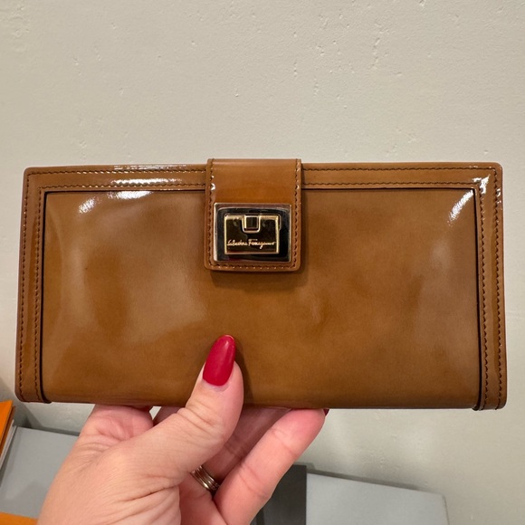 Salvatore Ferragamo Tan patent leather wallet - Picture 3 of 7